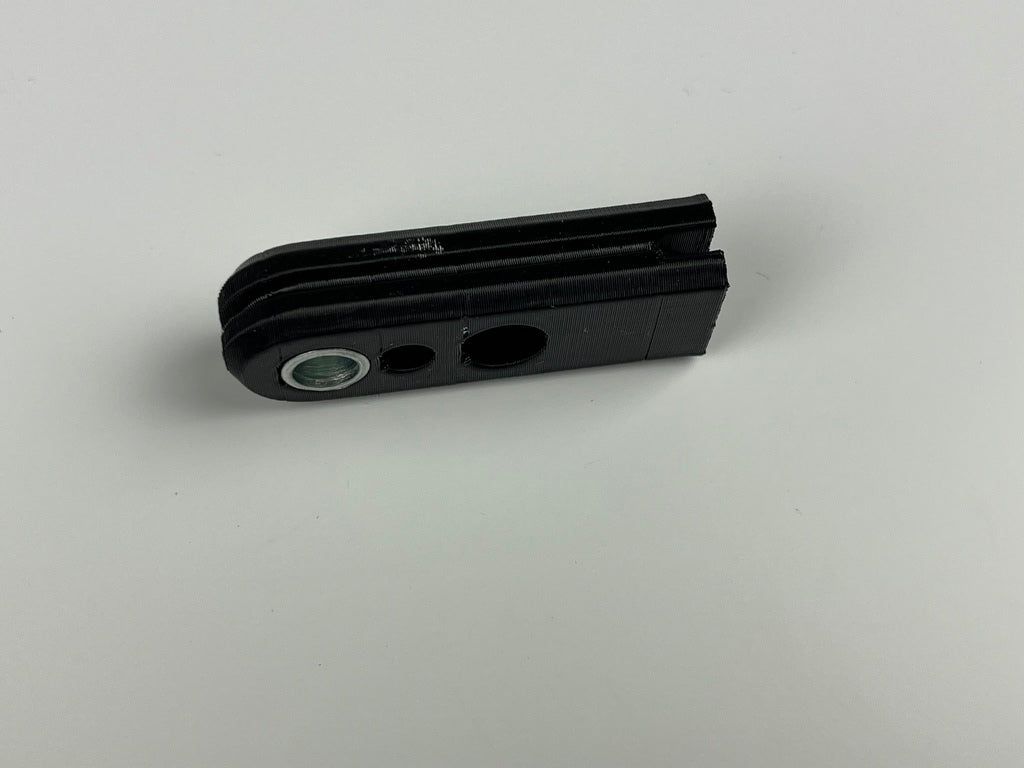 Kabeldurchgang für Ölpumpenschlauch/Ölpumpenabdeckung, D50B0