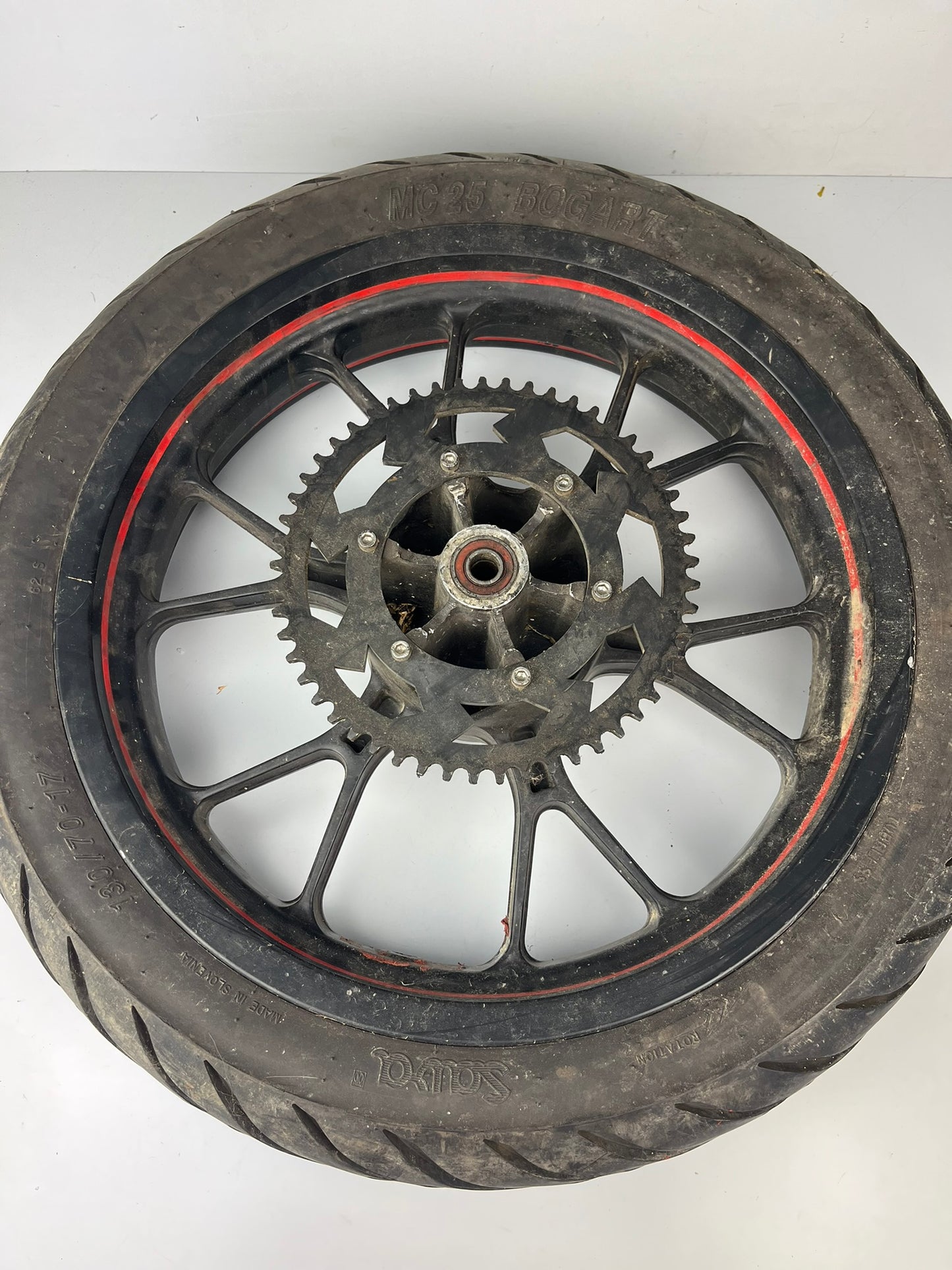 hintere Gussfelge mit Reifen, Derbi/Aprilia/Gilera ab 2011, 130/70-17, 15mm Achsdurchmesser