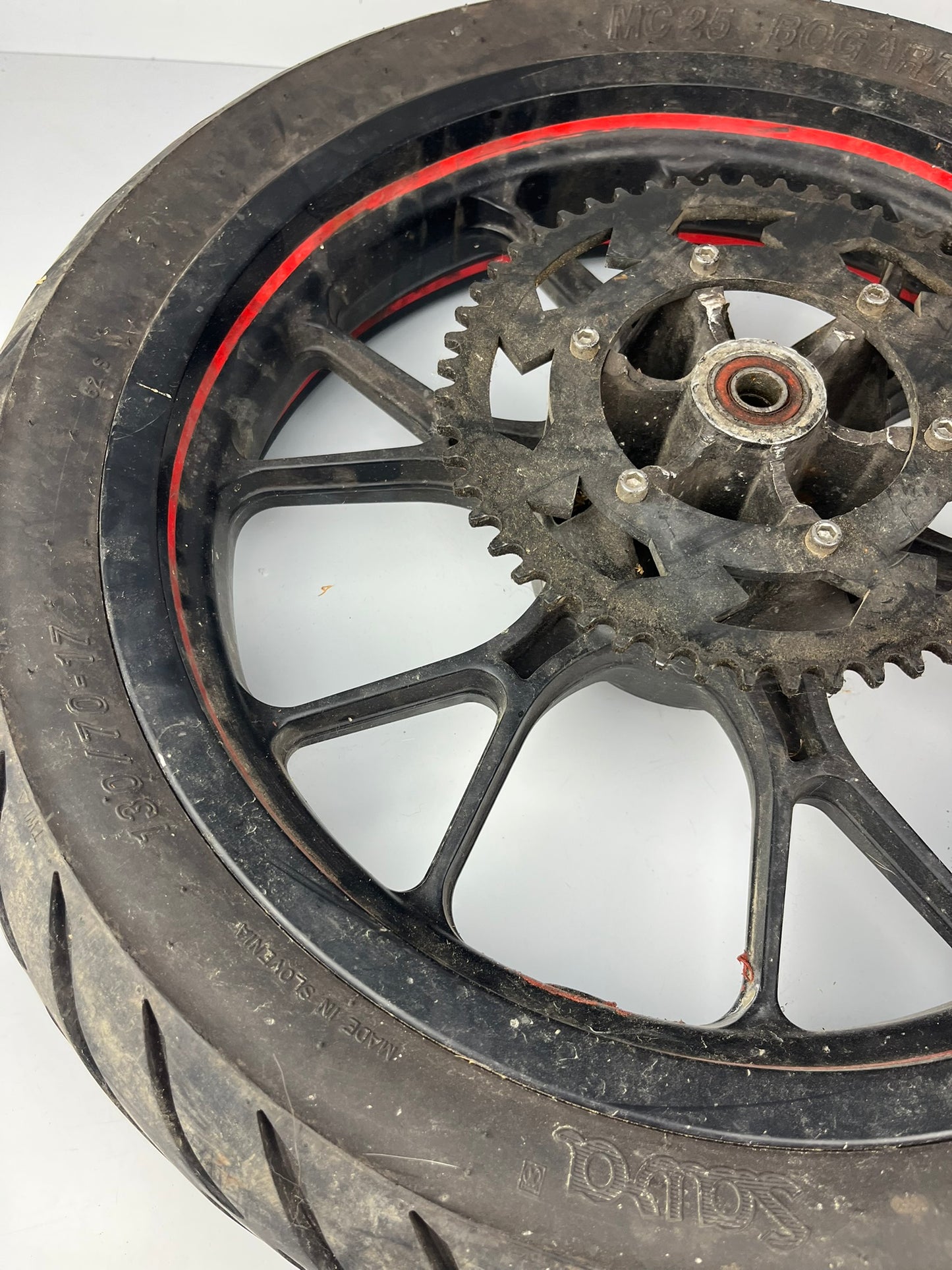 hintere Gussfelge mit Reifen, Derbi/Aprilia/Gilera ab 2011, 130/70-17, 15mm Achsdurchmesser