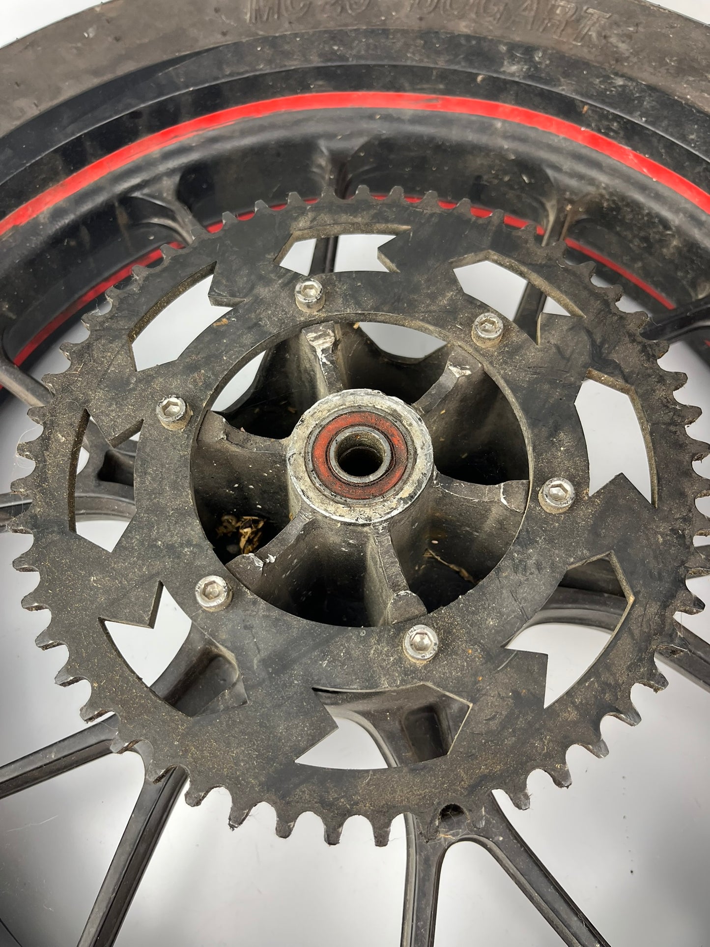 hintere Gussfelge mit Reifen, Derbi/Aprilia/Gilera ab 2011, 130/70-17, 15mm Achsdurchmesser