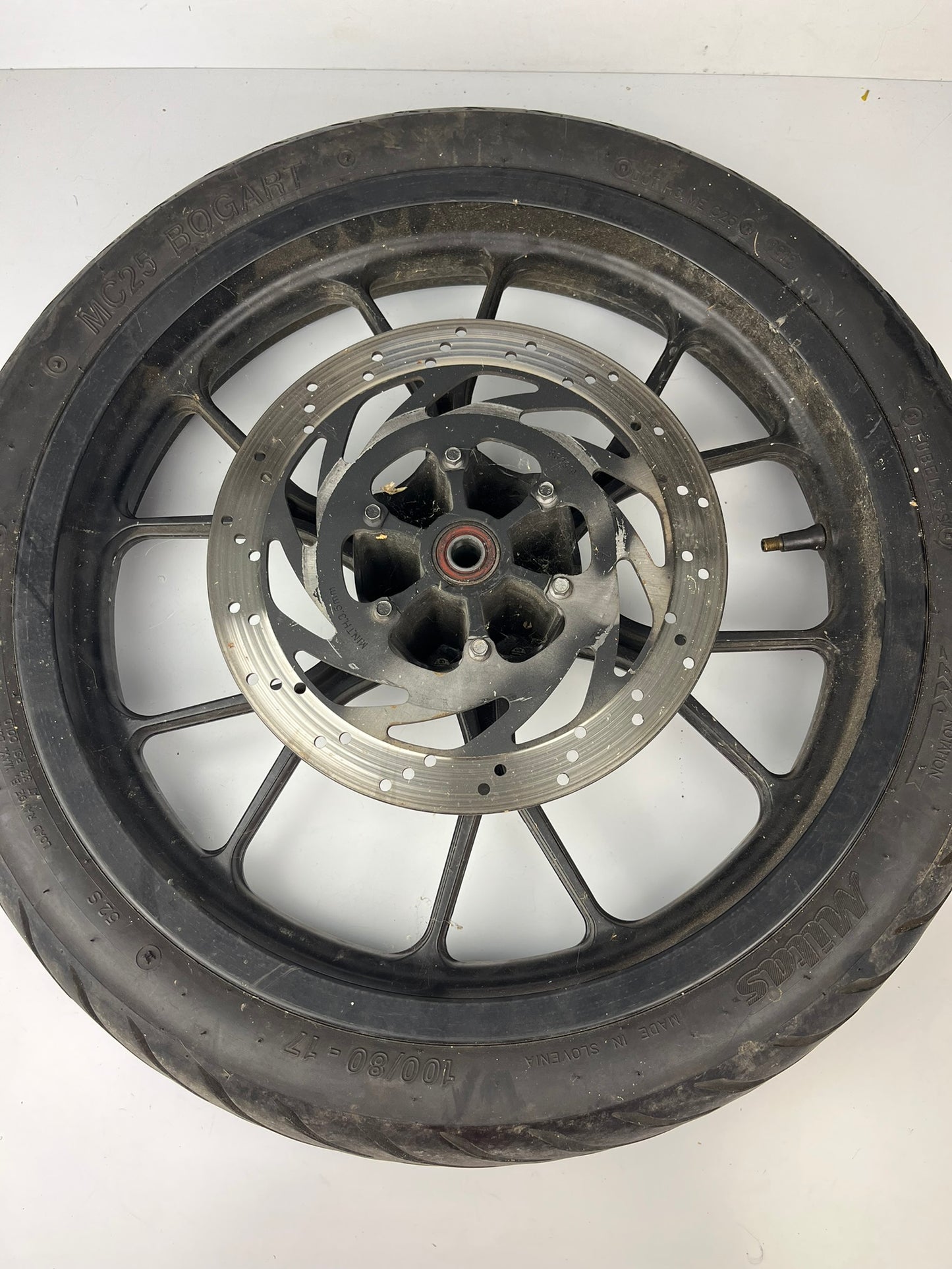vordere Gussfelge mit Reifen, Derbi/Aprilia ab 2011, 100/80-17, 15mm Achsdurchmesser