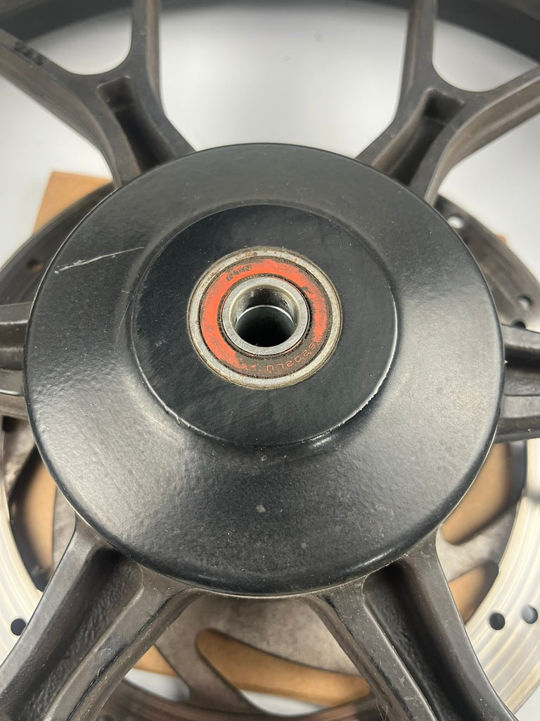 vordere Gussfelge mit Reifen, Derbi/Aprilia ab 2011, 100/80-17, 15mm Achsdurchmesser