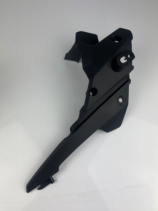 Halterung Scheinwerfer/Kotflügel links, Derbi/Aprilia/Gilera ab 2018