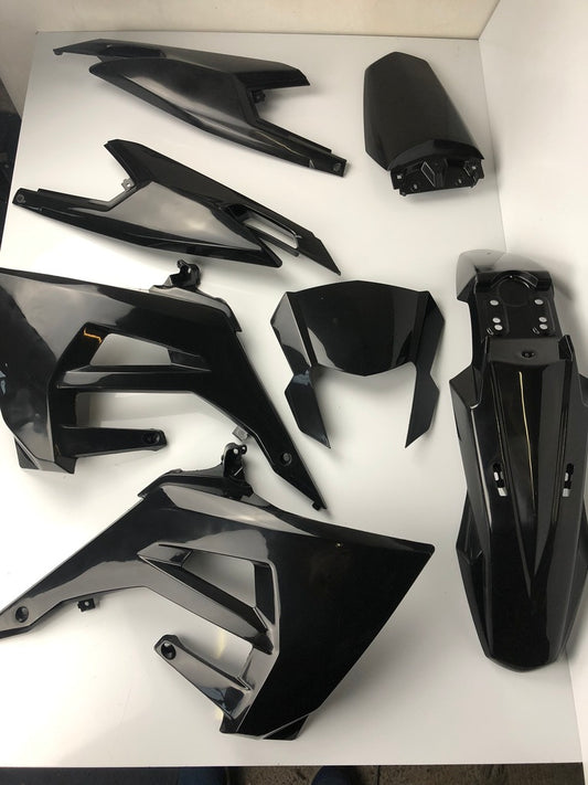 Verkleidungskit Derbi Senda/Gilera ab 2018, schwarz/weiß, NEU