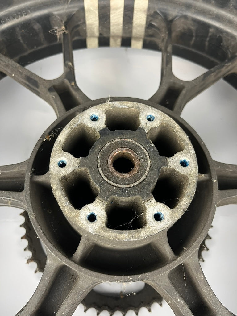 hintere Gussfelge mit Reifen, Derbi/Aprilia/Gilera ab 2011, 130/70-17, 15mm Achsdurchmesser