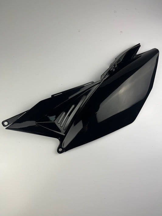 Heckverkleidung links Beta RR 12-20, schwarz/weiß/rot NEU