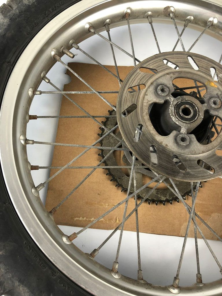 hintere Speichenfelge mit Stollenreifen, Derbi/Aprilia/Gilera, 110/80-18, 12mm Achsdurchmesser