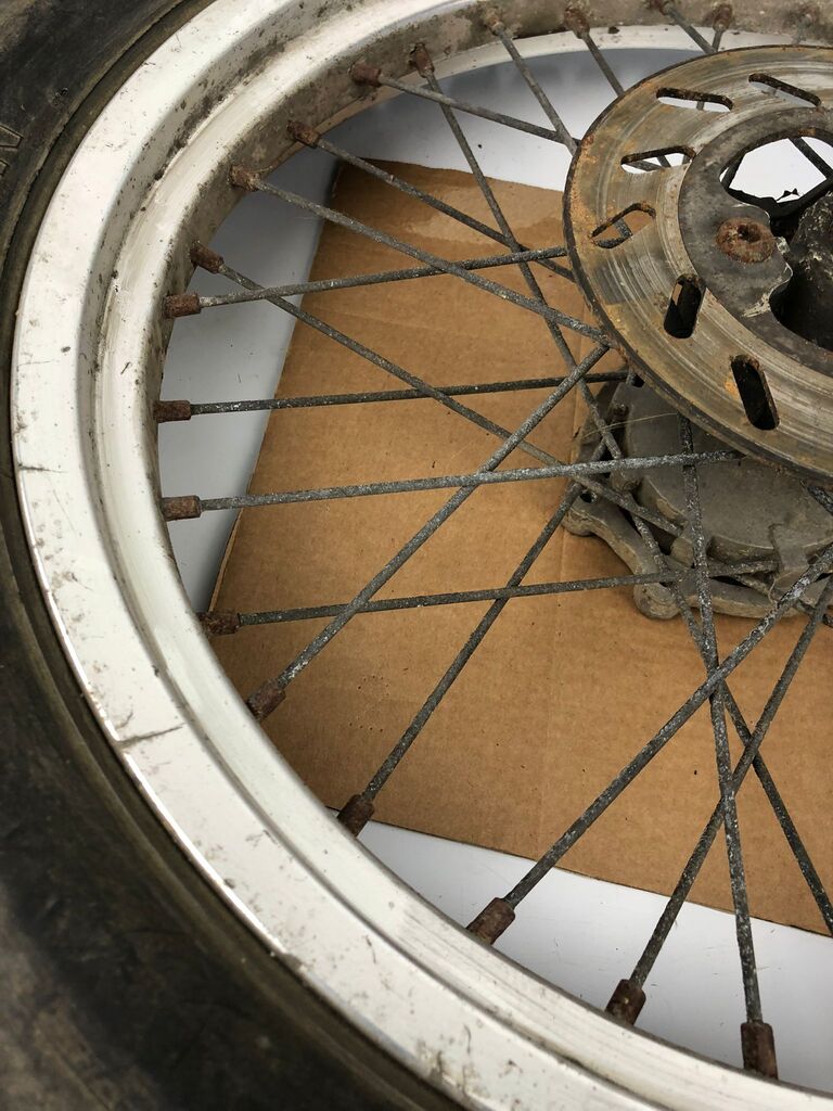 hintere Speichenfelge mit Stollenreifen, Rieju/Derbi, 3.50-18, 12mm Achsdurchmesser