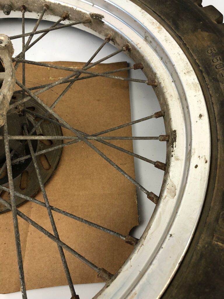 hintere Speichenfelge mit Stollenreifen, Rieju/Derbi, 3.50-18, 12mm Achsdurchmesser