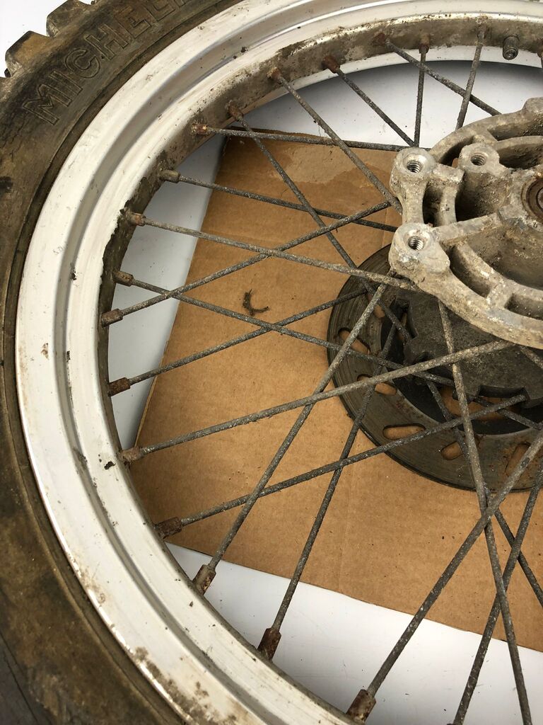 hintere Speichenfelge mit Stollenreifen, Rieju/Derbi, 3.50-18, 12mm Achsdurchmesser