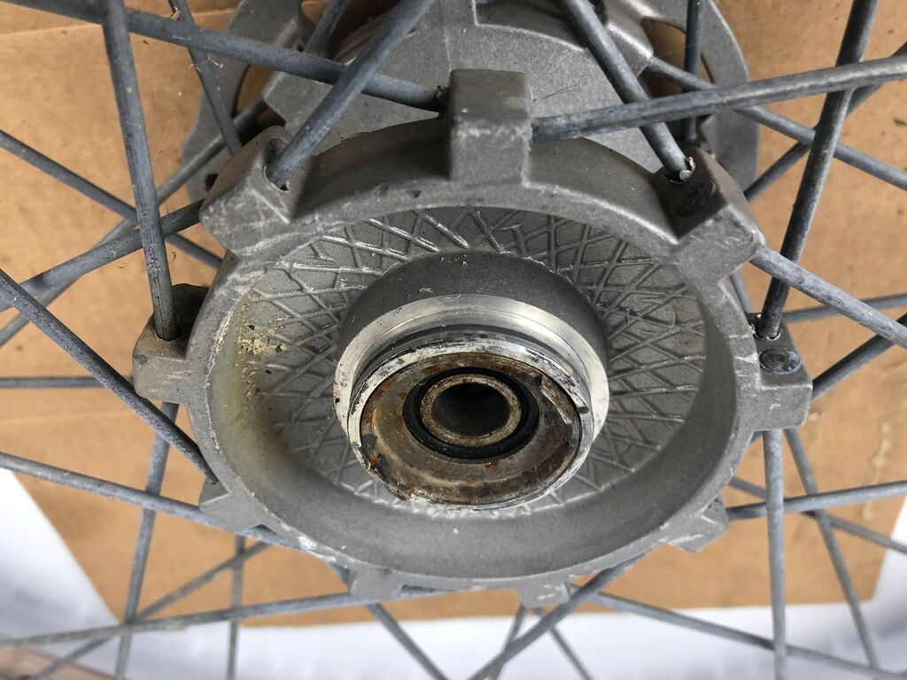 vordere Speichenfelge mit Stollenreifen, Derbi/Aprilia/Gilera, 80/90-21, 12mm Achsdurchmesser